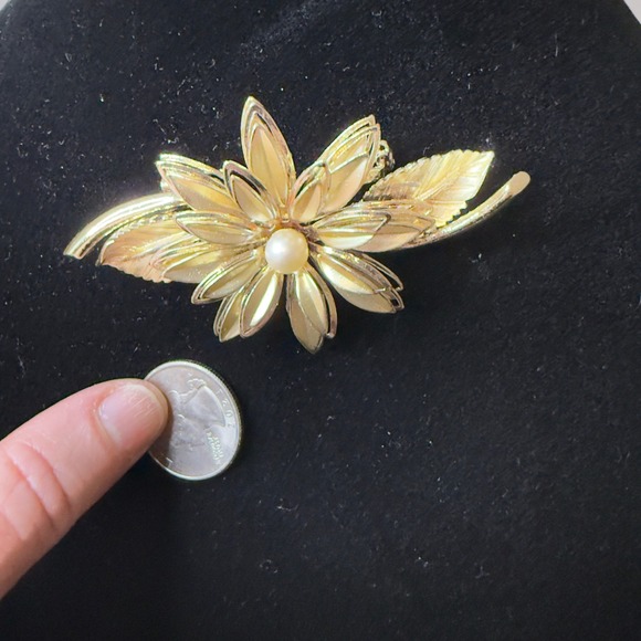 Vintage Gold Tone Flower Brooch Pearl Center Accented Leaves - Picture 2 of 3